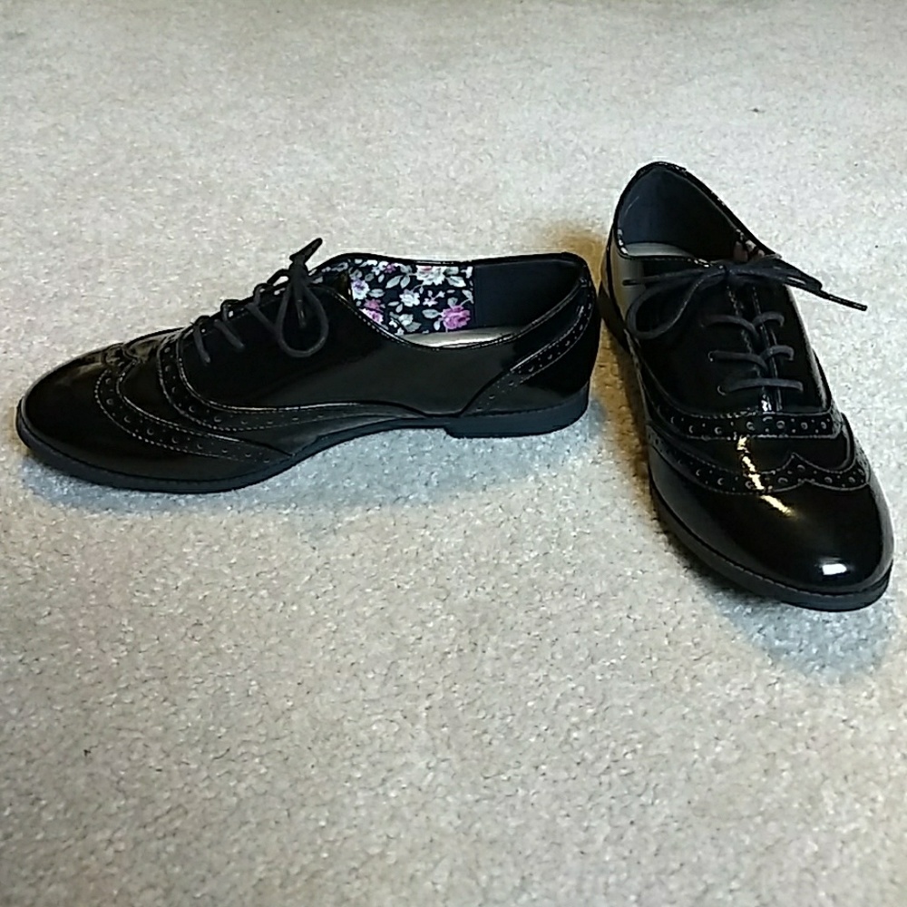 Kelly & Katie Black Patent Oxfords (Like New)